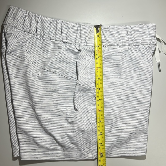 Lululemon On The Fly Short 2.5" Size 6 - Picture 8 of 9